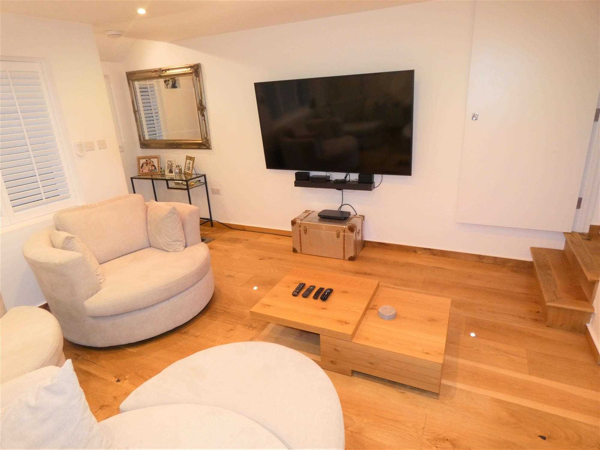 Mulberry Crescent - Picture 2