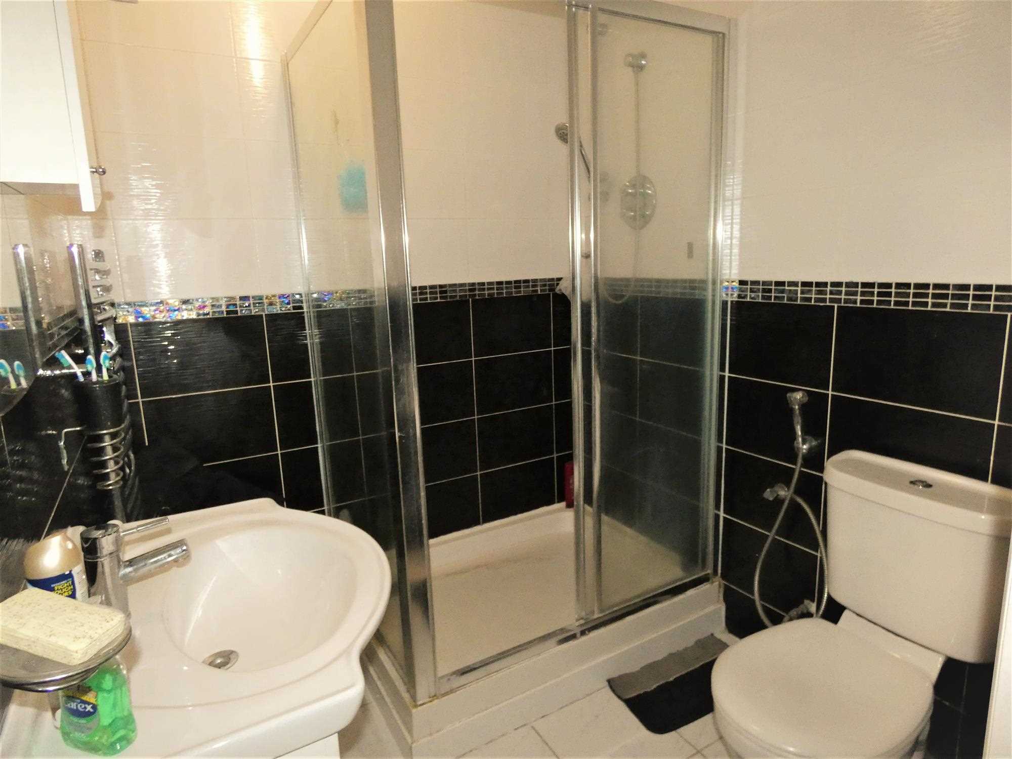 Strafford Road - Picture 6