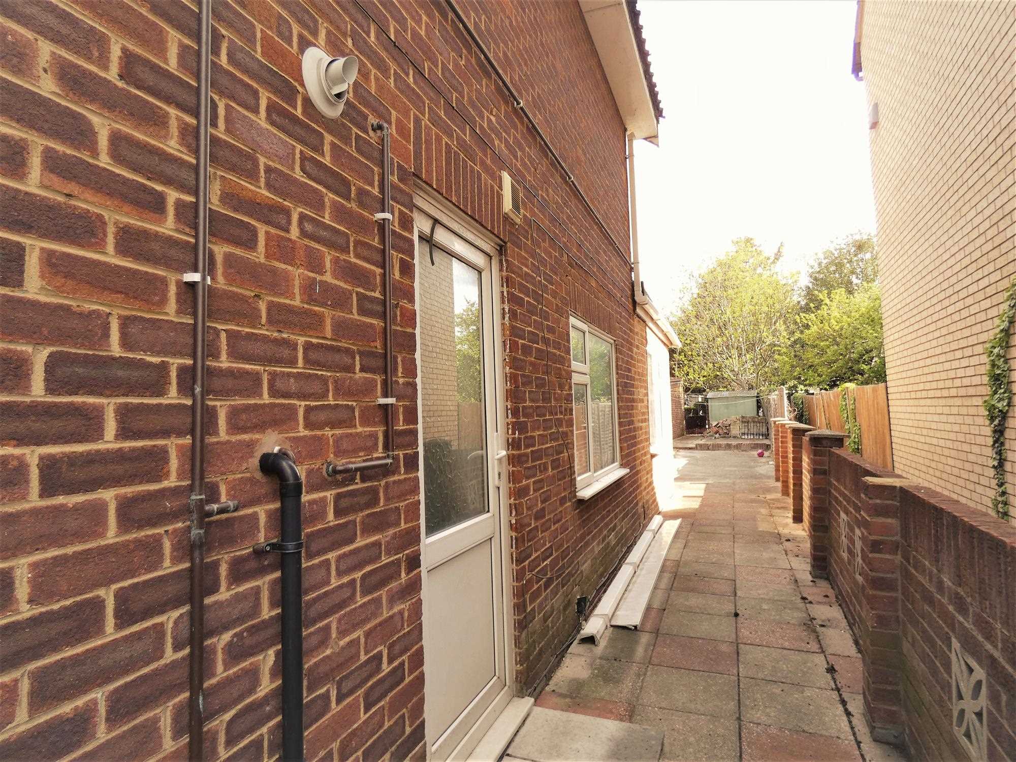 Strafford Road - Picture 13
