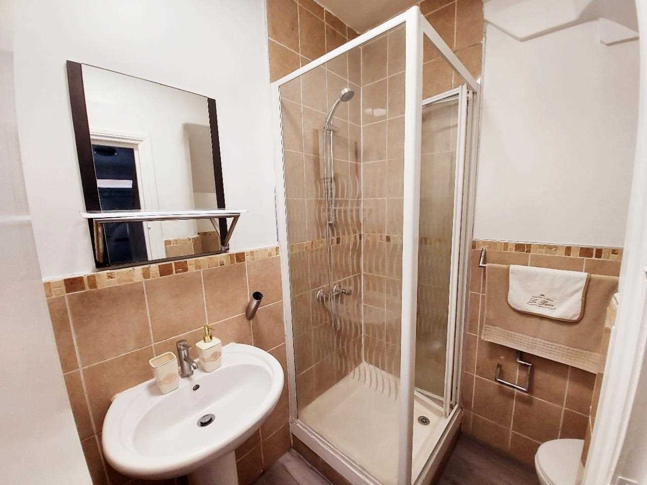 Clovelly Road - Picture 12