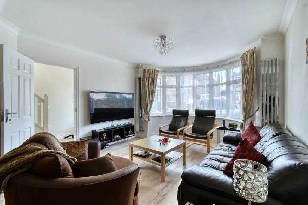 Regal Way - Picture 1