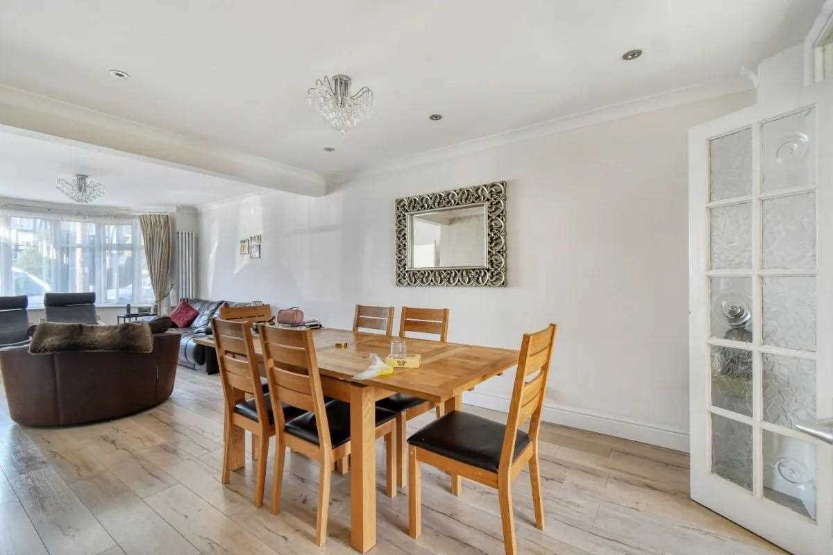Regal Way - Picture 3