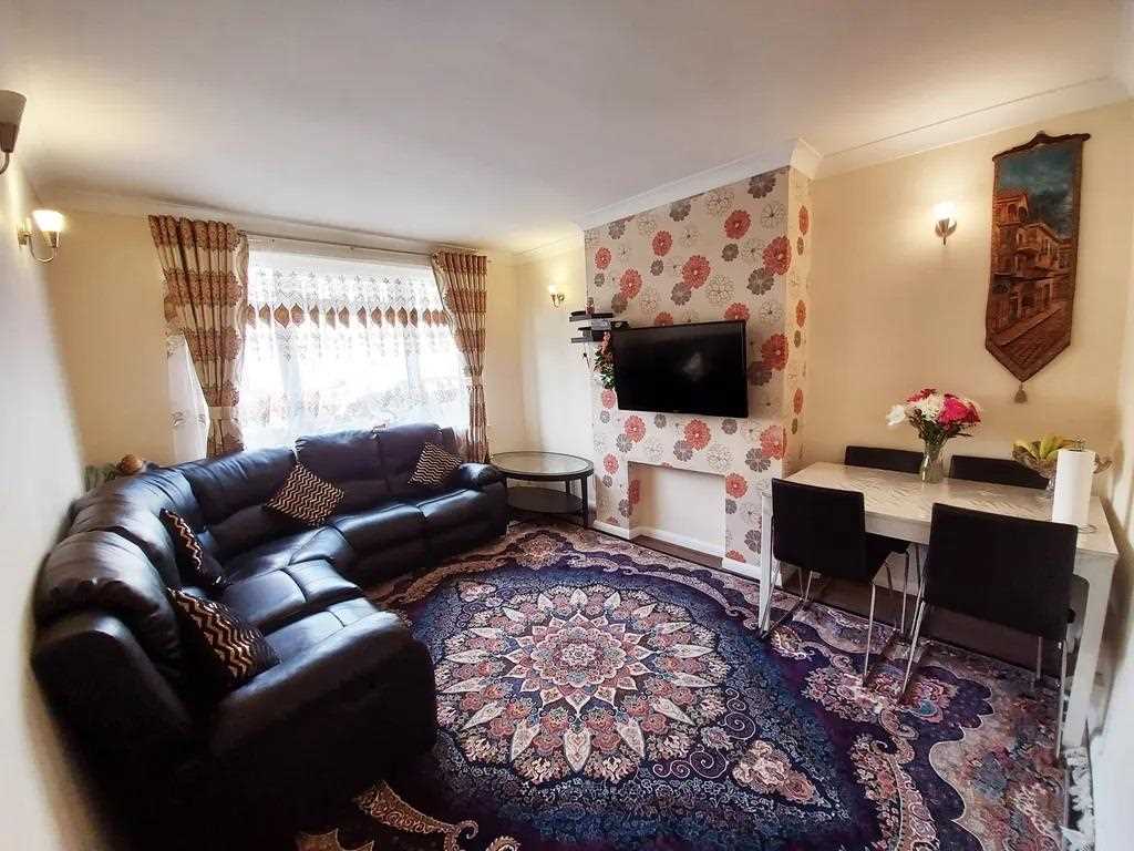 Windsor Close - Picture 2