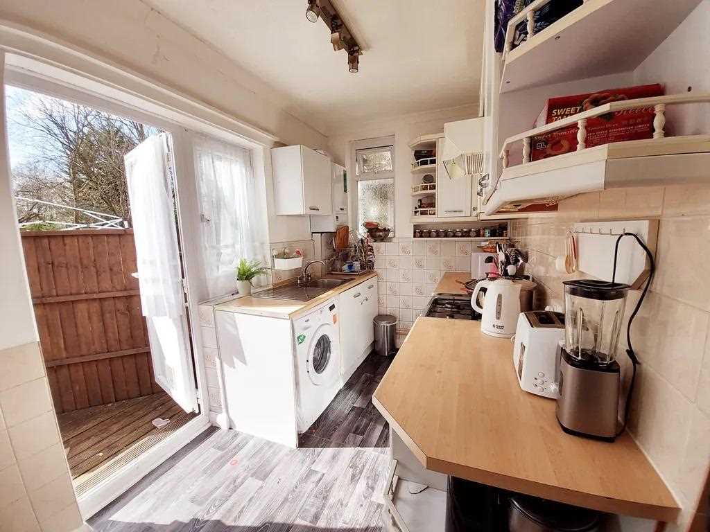 Windsor Close - Picture 3