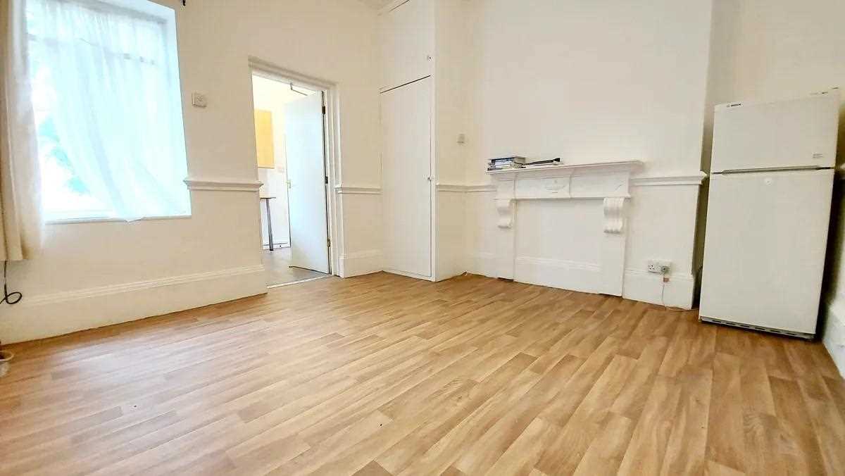Goldhawk Road - Picture 1
