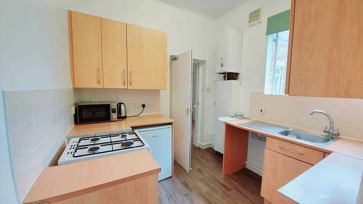 Goldhawk Road - Picture 2