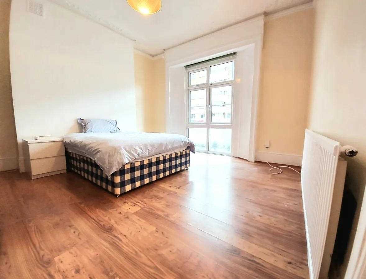 Goldhawk Road - Picture 3