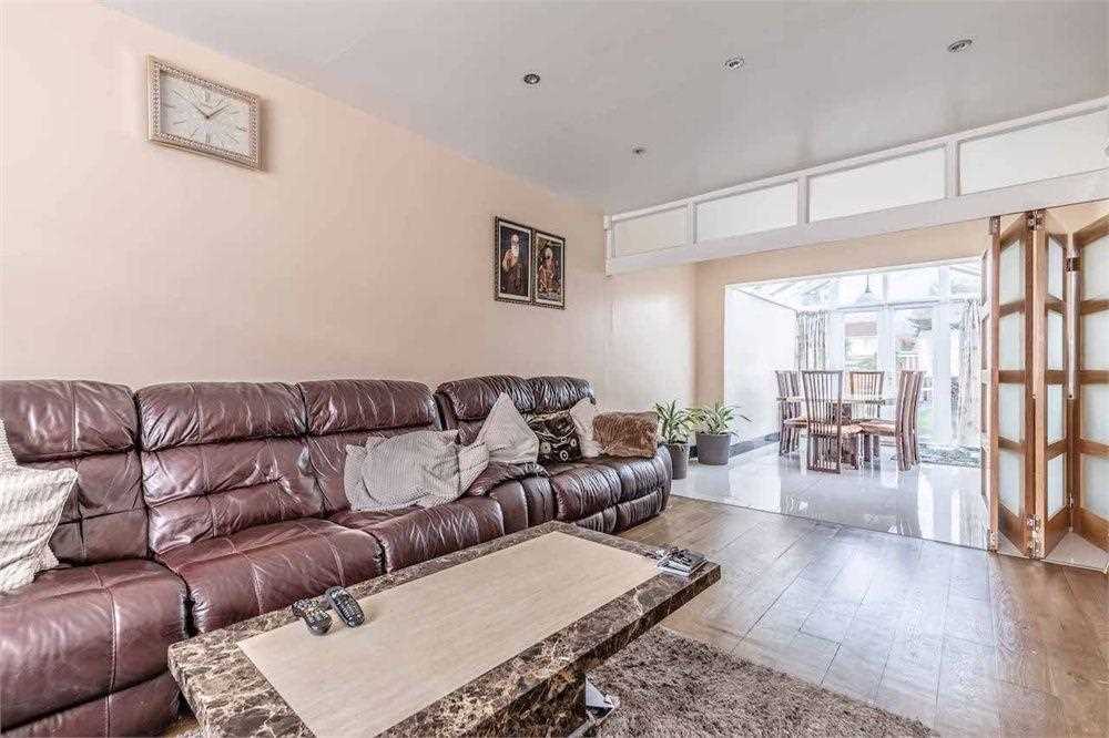 Pinglestone Close - Picture 4