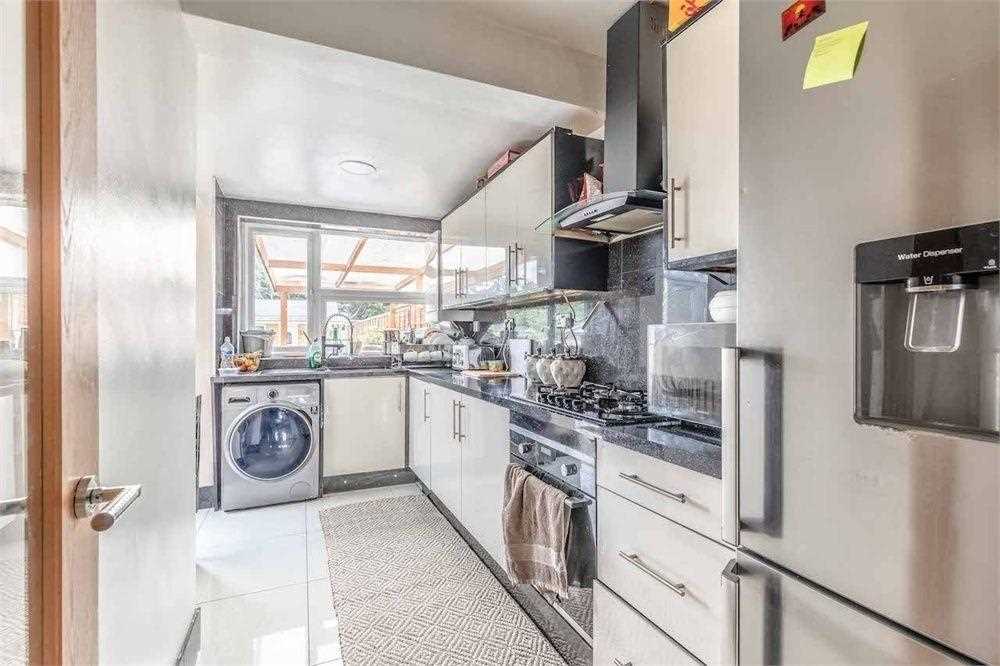 Pinglestone Close - Picture 6