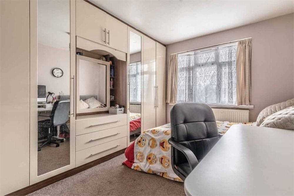 Pinglestone Close - Picture 8