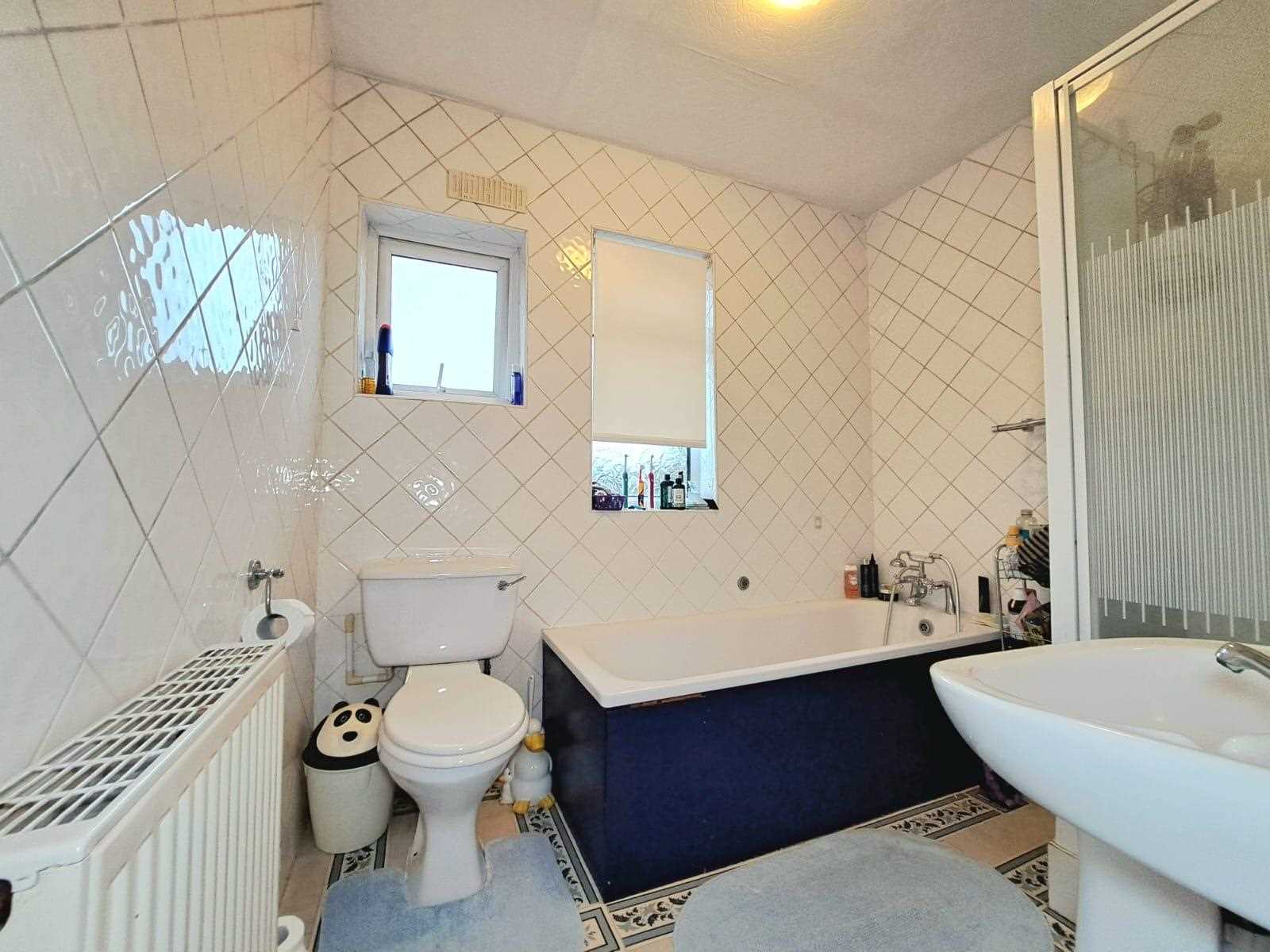 Manor Road - Picture 12