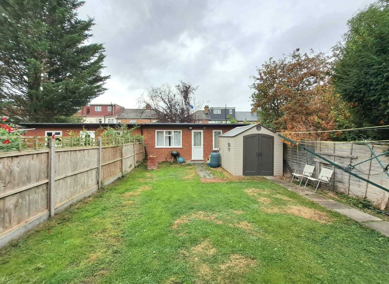 Manor Road - Picture 13